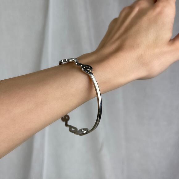 💕 NWOT Silver Tone LOVE Cursive Bangle Bracelet Size OS One Size - Picture 3 of 16